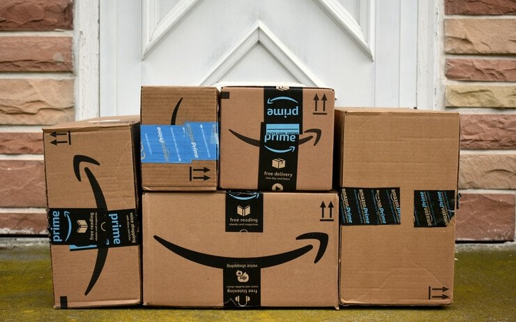 Boîtes Amazon sur le marchepied FI