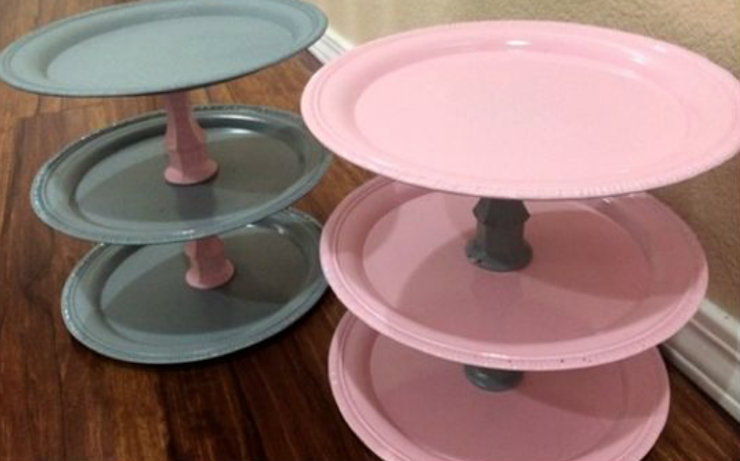 pink and blue plates that are stacked