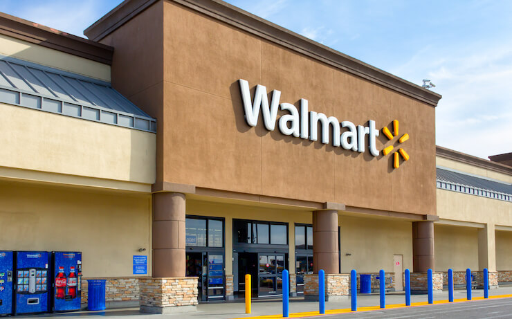 „Walmart“ parduotuvės fasadas su automatais ir automatinėmis durimis
