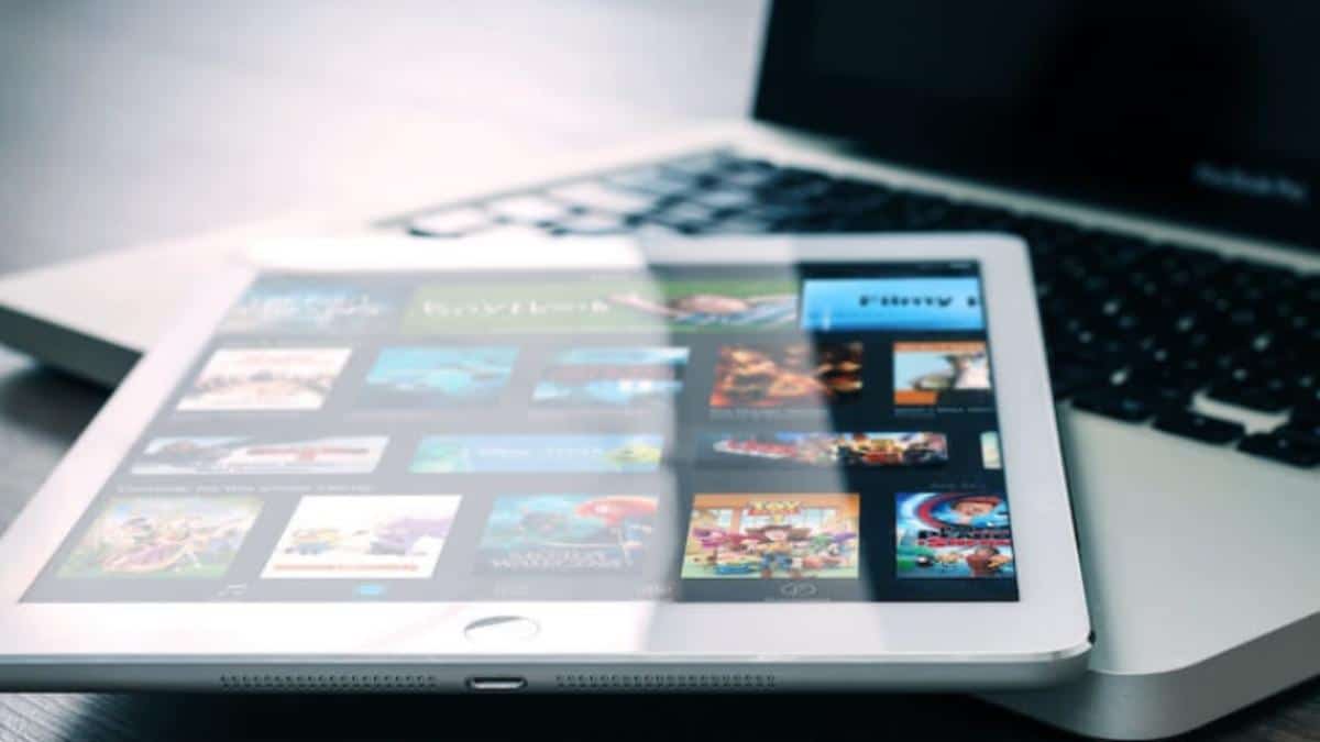 apple iPad on MacBook