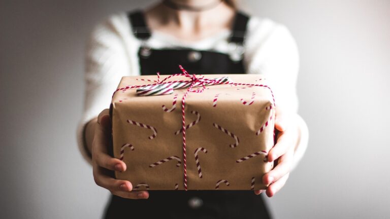 18 Places to Get Free Christmas Gifts