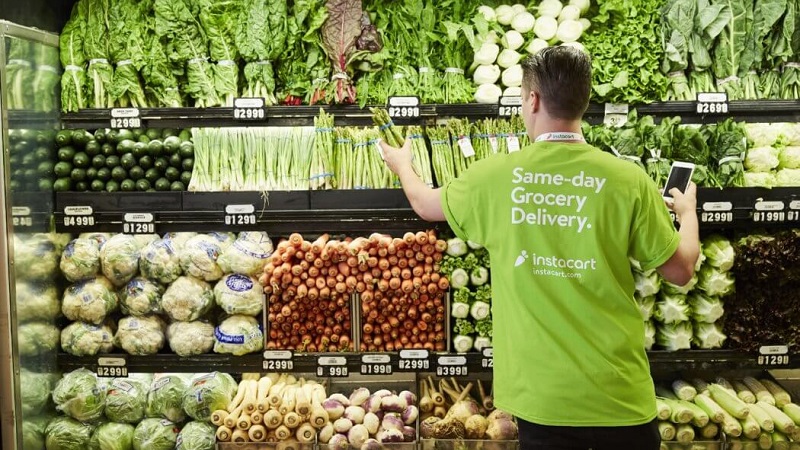 instacart shopper getting groceries